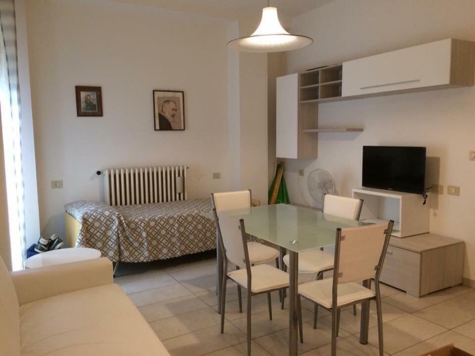 New Prophet Bed and Breakfast Cattolica Eksteriør billede